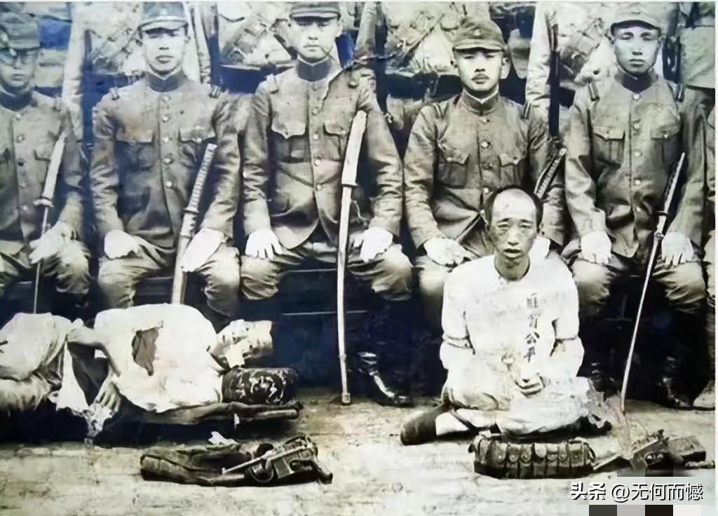 日本鬼子喜欢以拍照的形式，来证明它们的强大，来显示它们的战果，画面中被它们抓住的
