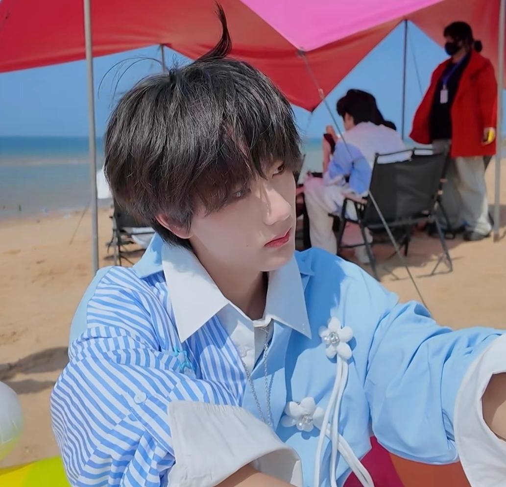 [超话]🤍李煜东 四代神颜吉他手 🤍李煜东 星火燃尽 煜色灼灼 

海边蓝衣