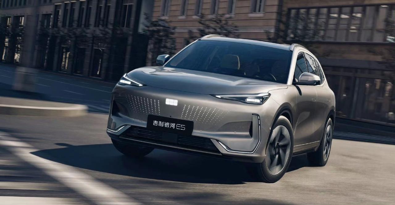 吉利银河E5官图曝光，紧凑级纯电SUV，车长4615，轴距2750，Flyme 
