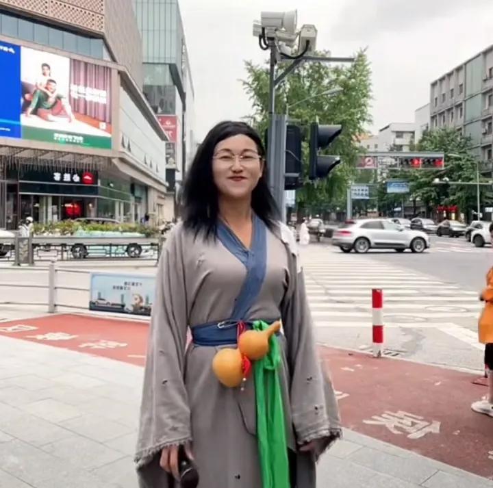 汉服之旅穿越时空，在现代都市街头打卡！唱歌的美女，难道是济公师妹出山了？汉服之美