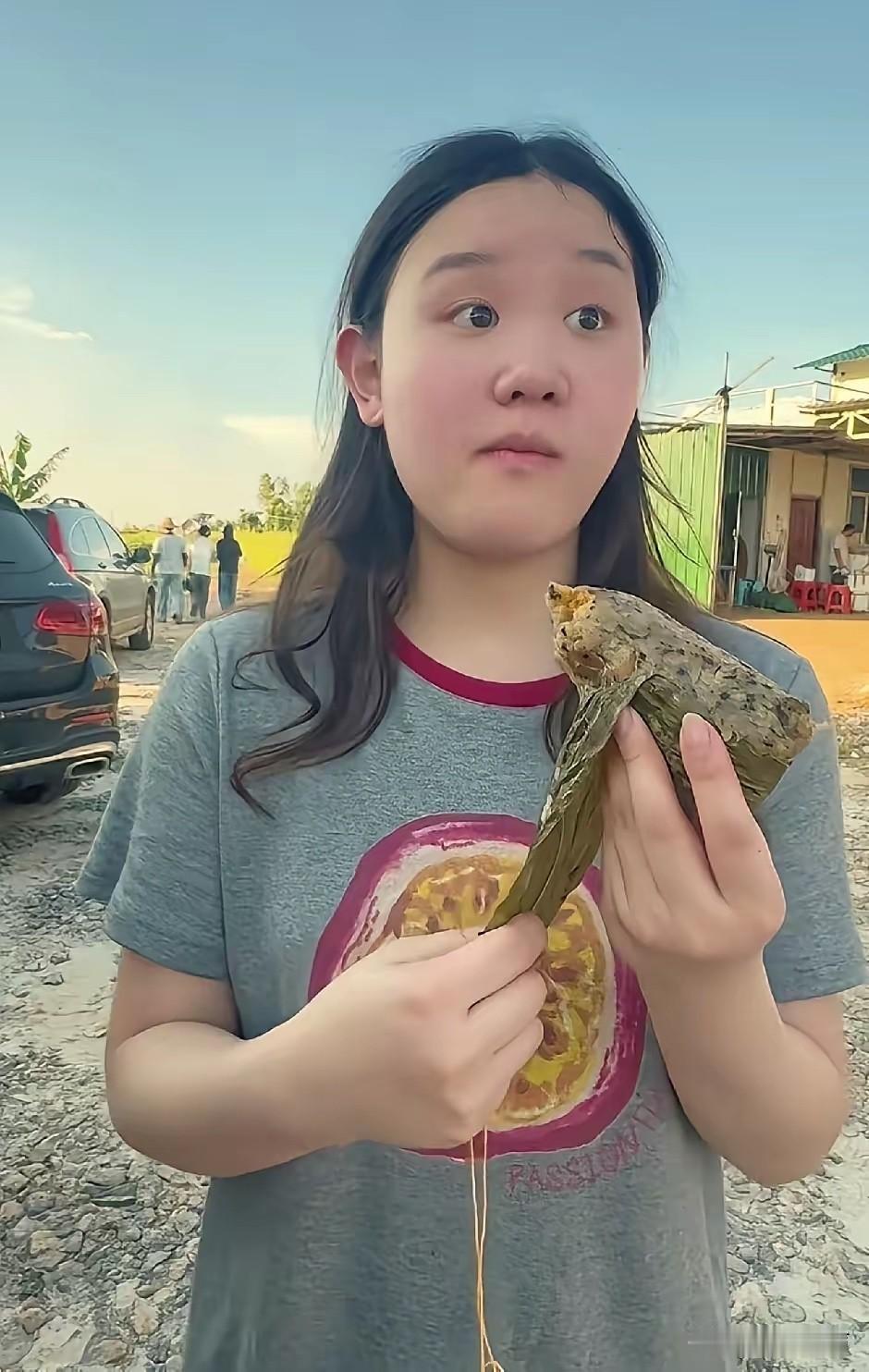 突然发现张家齐在北京和在广东，完全是两个样。在广东时，张家齐素颜，T恤、大裤子、