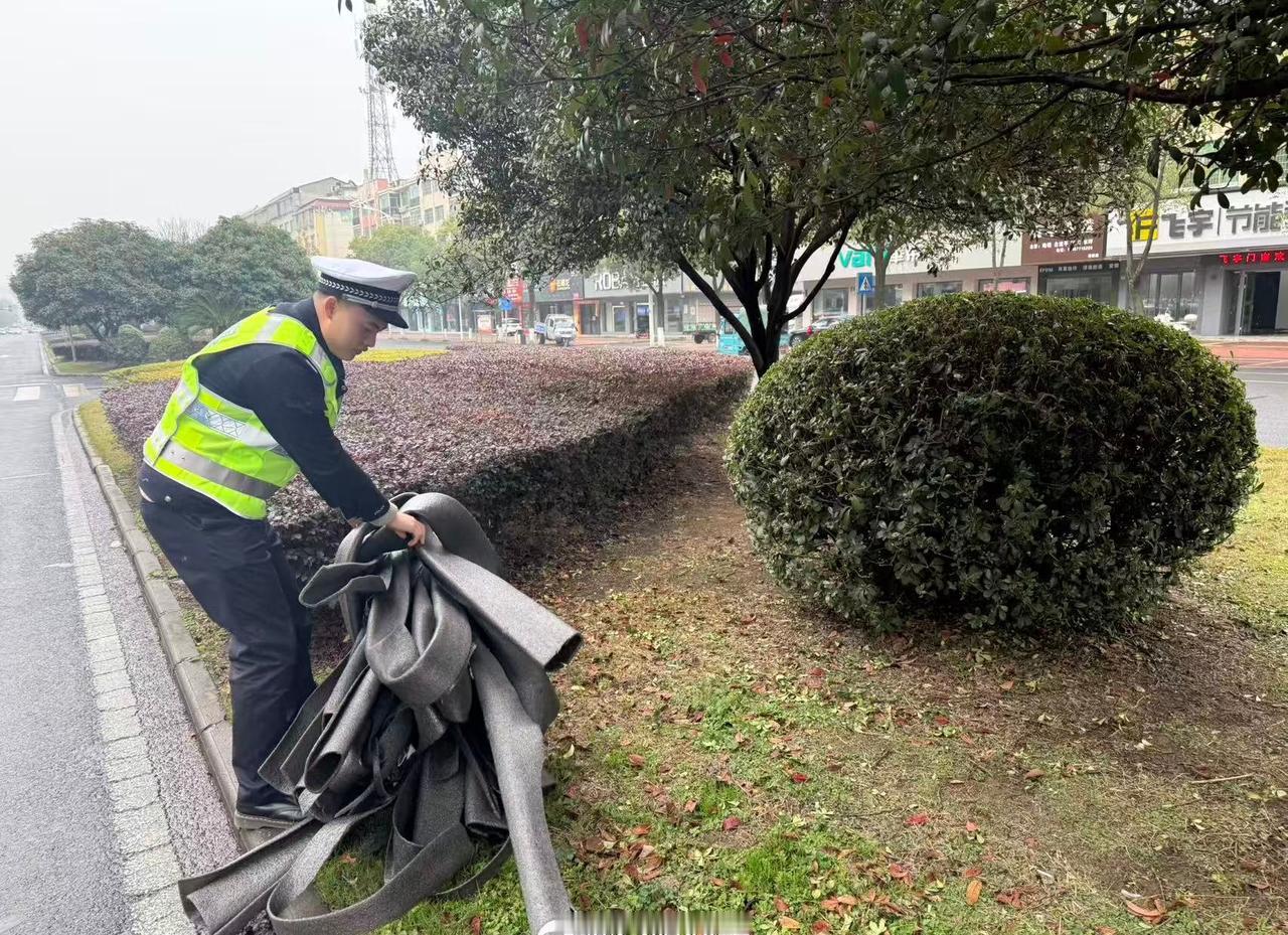 【交警“秒响应”清障，隐患“零延迟”消除】节日我在岗 1月3日，益阳南县公安交管