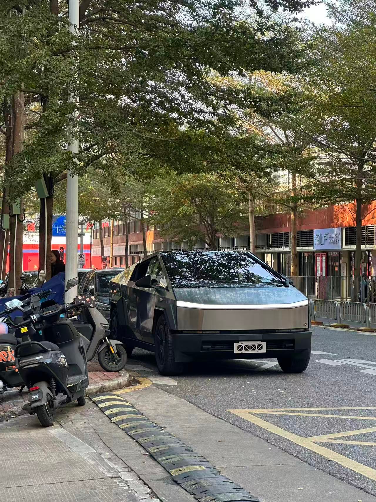 楼下看到一台，能上路？不是没有正式在国内销售吗？全民拍车特斯拉cybertruc