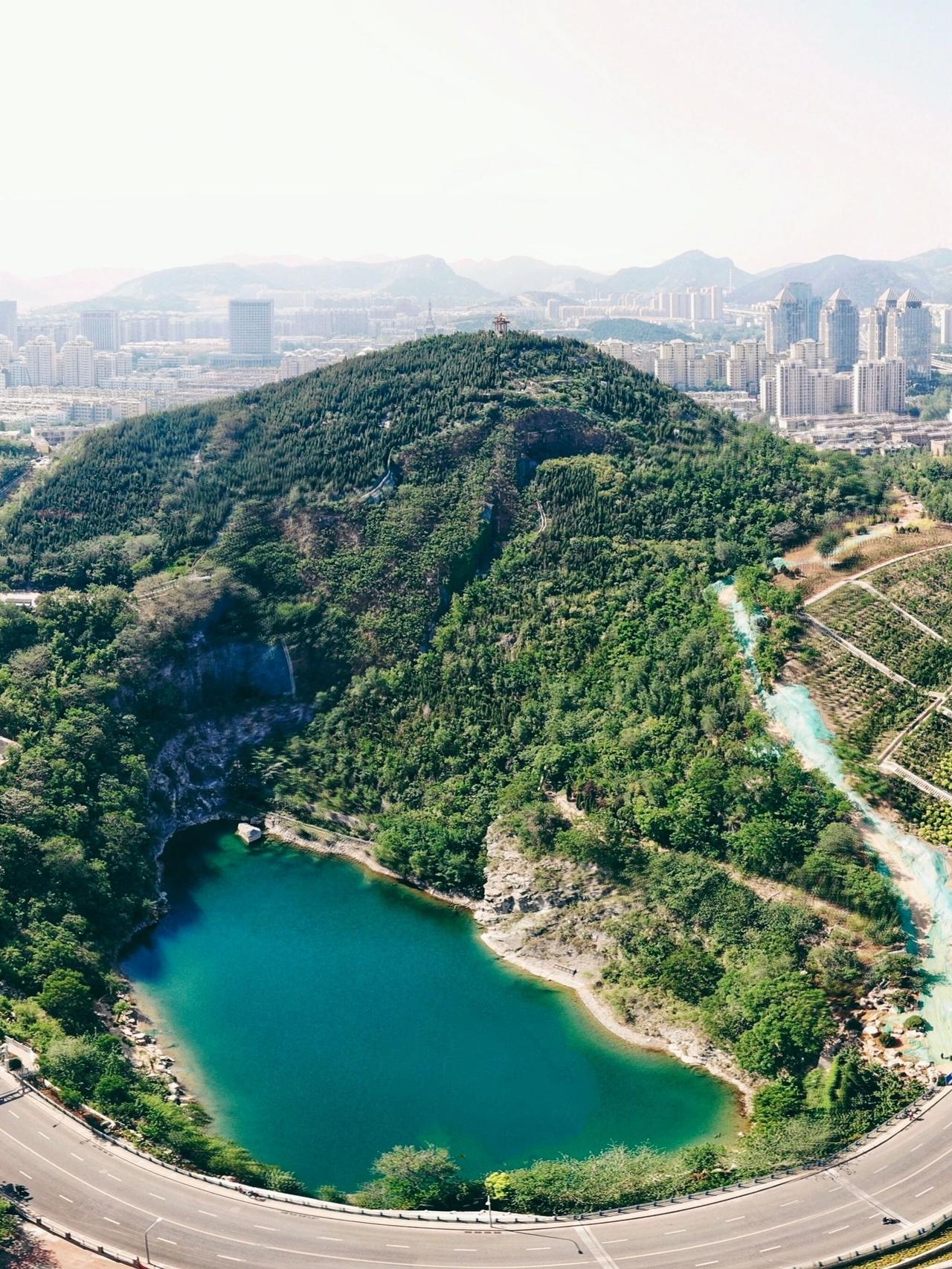 砚泉又称砚池，坐落于济南历下区燕翅山（砚池山）北端，是济南新七十二名泉之一，成因