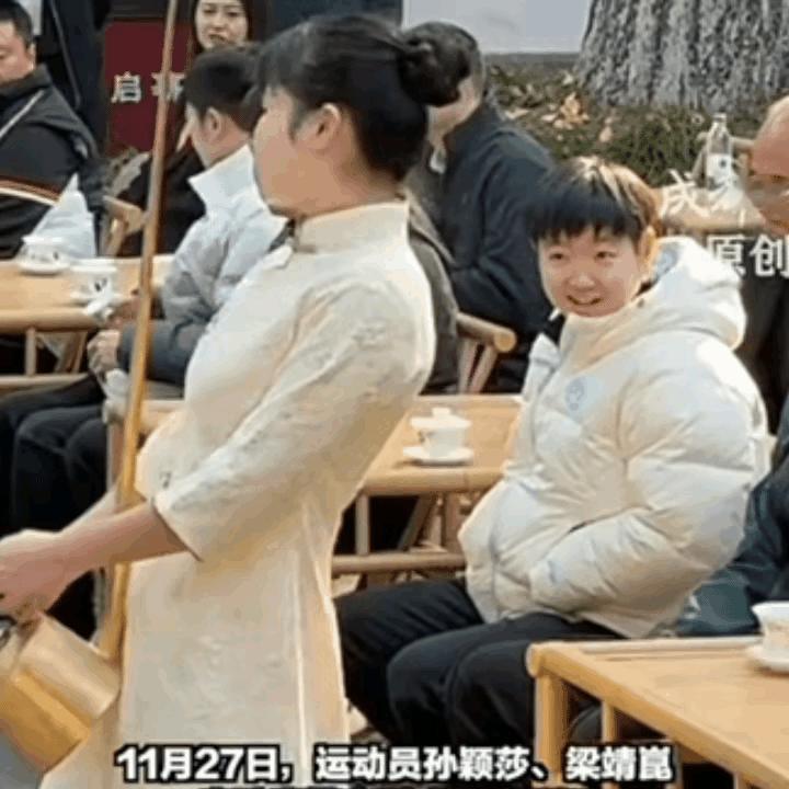 看了四川长嘴壶表演
你是不是和我有同样的感觉：
班门弄斧
关公门前耍大刀！
在莎