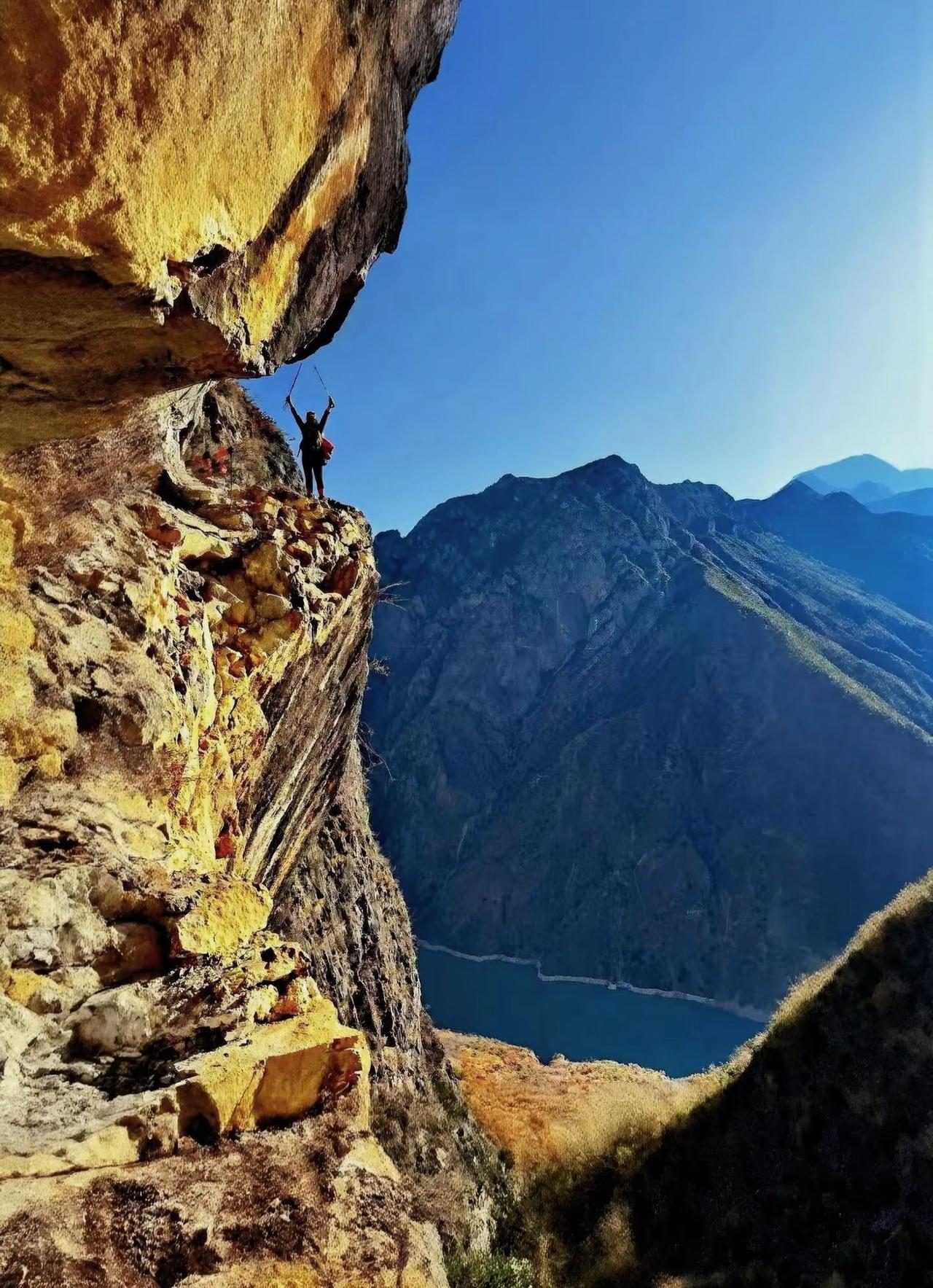 徒步丽江太子关的老虎嘴，是一处今人叹为观止的自然奇观，必去的打卡点，它镶嵌在陡峭