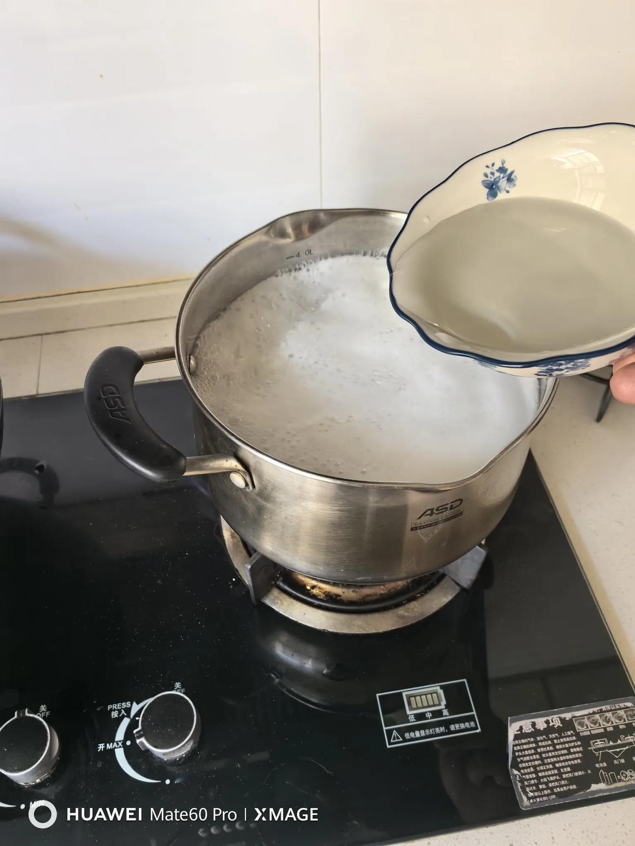 你们晓得煮面条为何要这般操作吗？
我们都煮过面条，锅中水沸之后，把面条放入，煮开