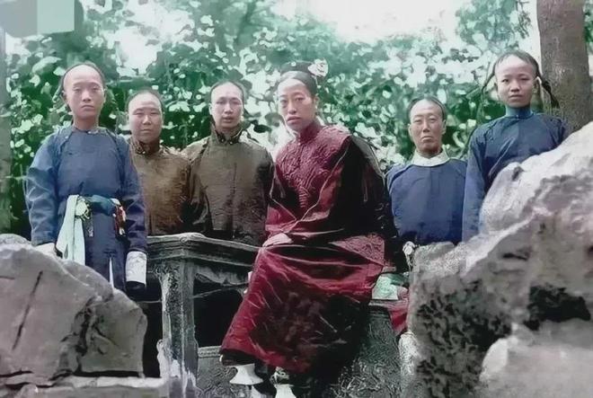 ·这是前清太后隆裕，在紫禁城留下的一张罕见老照片，镜头中她坐在中间，身边站着几个