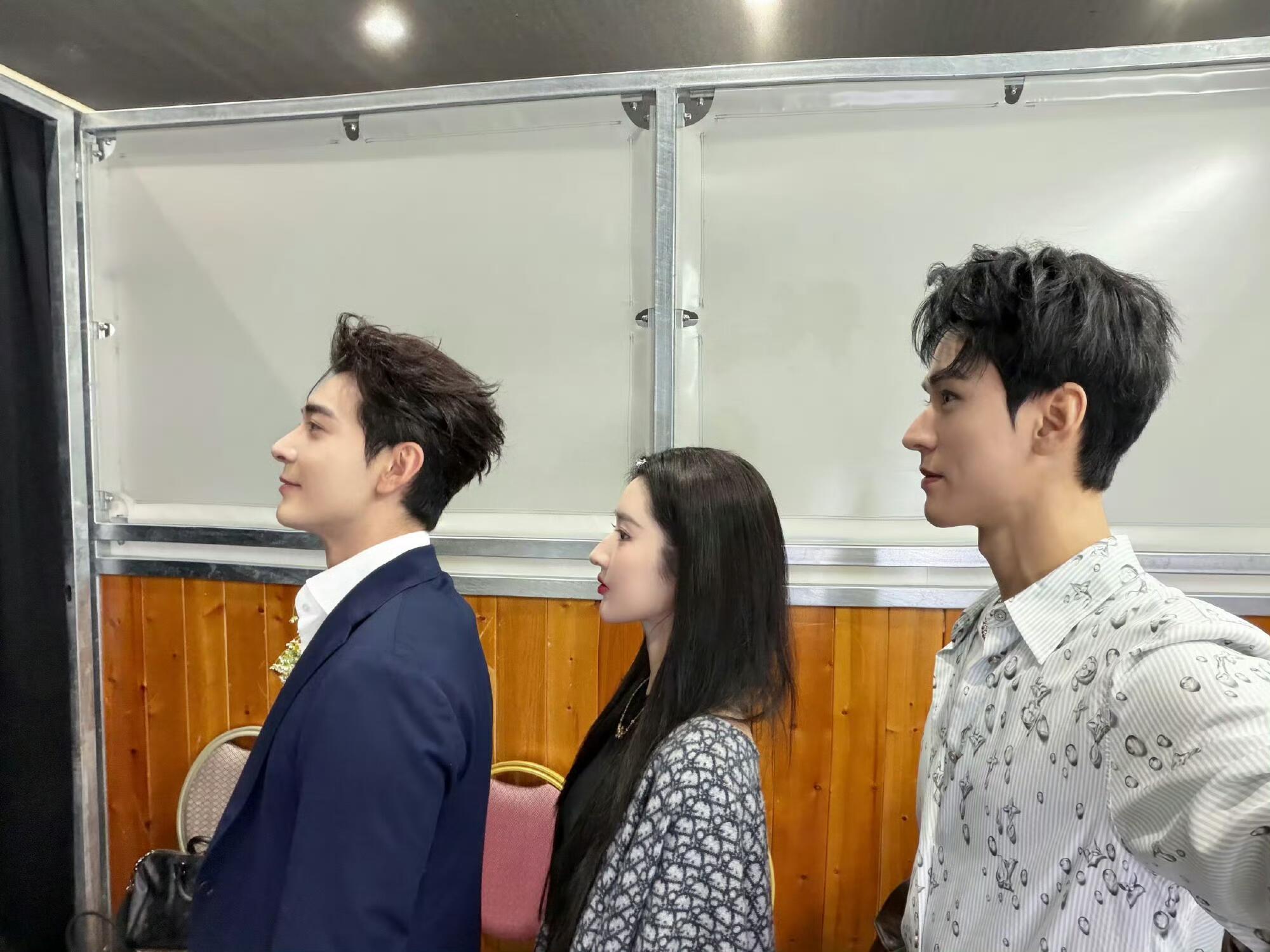 龚俊到哪都是拍照主理人就是说龚俊也被主理人文化腌入味了吗[笑cry]好一个拍照主