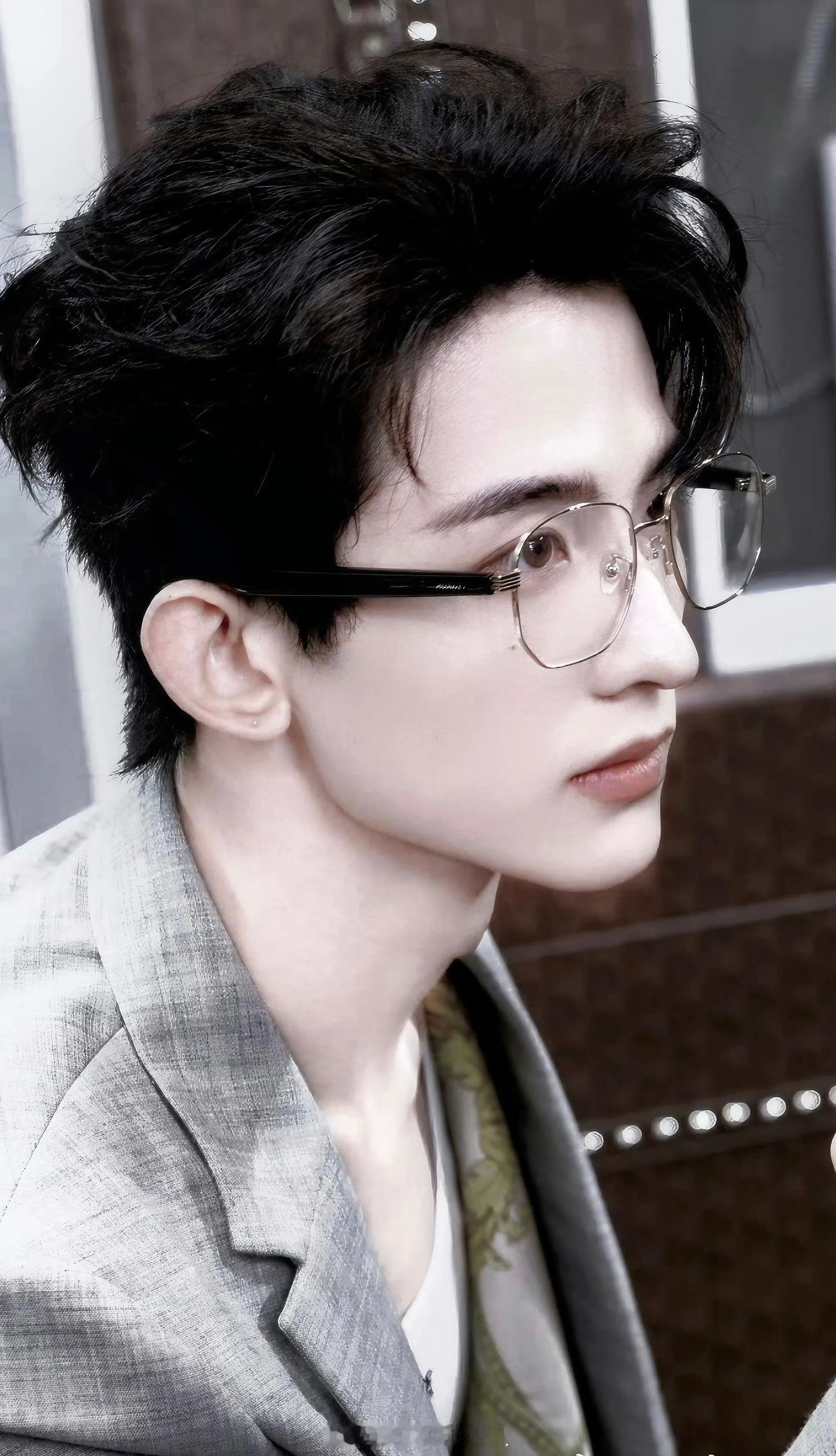 常华森这手我先抱走了 常华森戴金丝眼镜的样子简直焊在我审美命门上了！抚摸镜腿那抹