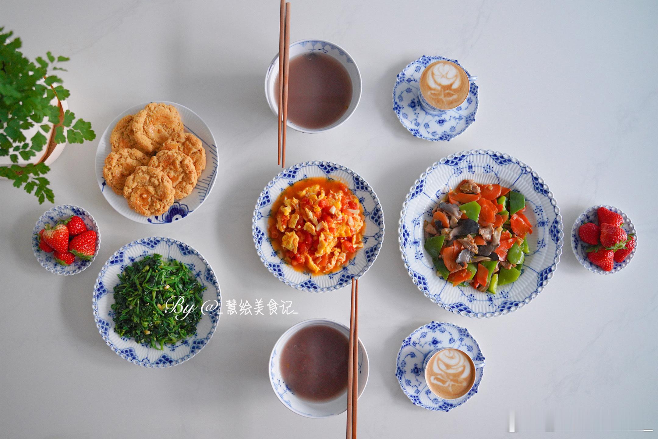 早餐西红柿炒鸡蛋、平菇胡萝卜炒肉片、凉拌菠菜、紫米藜麦粥、桃酥、咖啡、草莓~周六