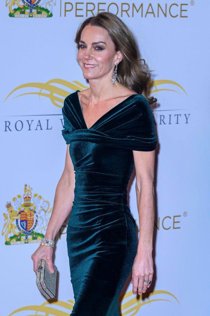 凯特王妃的最新特写照，夜幕之下，美得光彩照人，太有时尚大片感了！
11月19日，