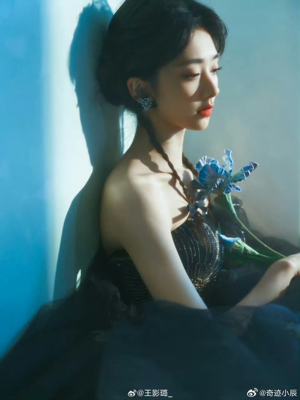王影璐完全是主人级别王影璐这套造型太权威！黑色晚礼服配立体花，坐拥花海有氛围感，