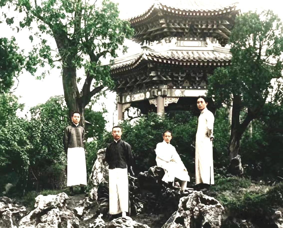 历史时光
这是一九一九年雷国能、李大钊、梁簌溟与张申府（从左到右）在中山公园。背