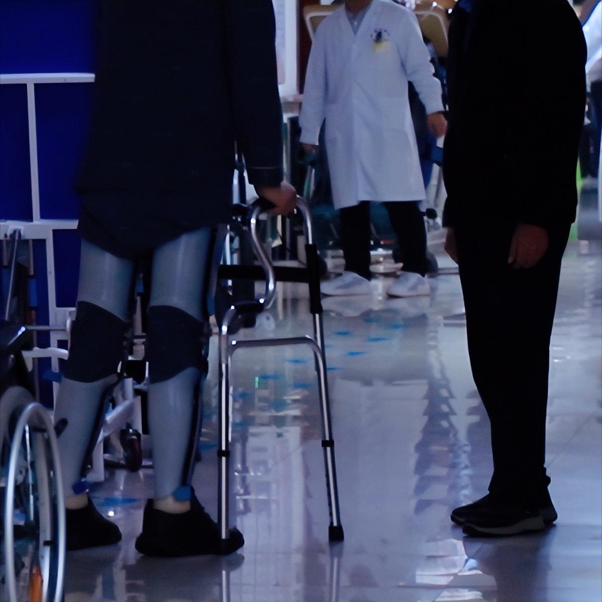 脊髓损伤中，为什么高位截瘫最令人害怕！

首先影响的范围完全不同。高位截瘫不只是