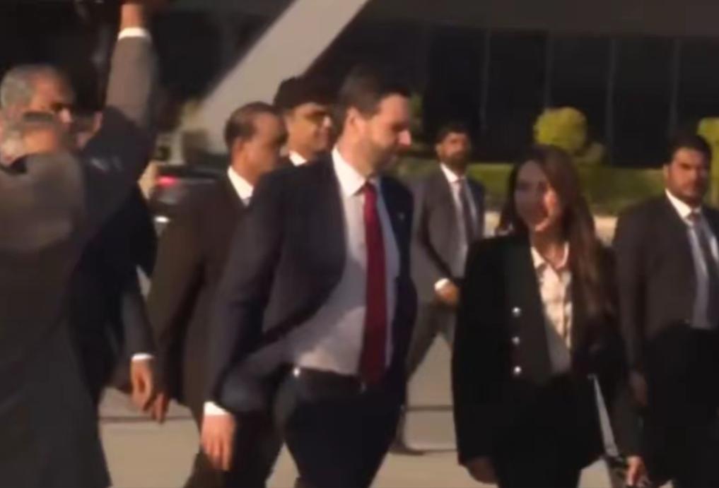 谈崩了！万斯并非无功而返！特朗普失去一张关键性“王炸”
 
伊斯兰堡的晨光刺破谈