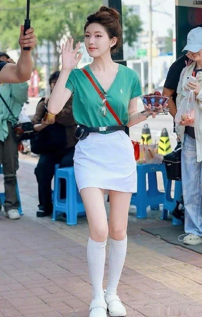 赵露思，耳机都可以当腰带了……女明星的腰都这么细吗 
