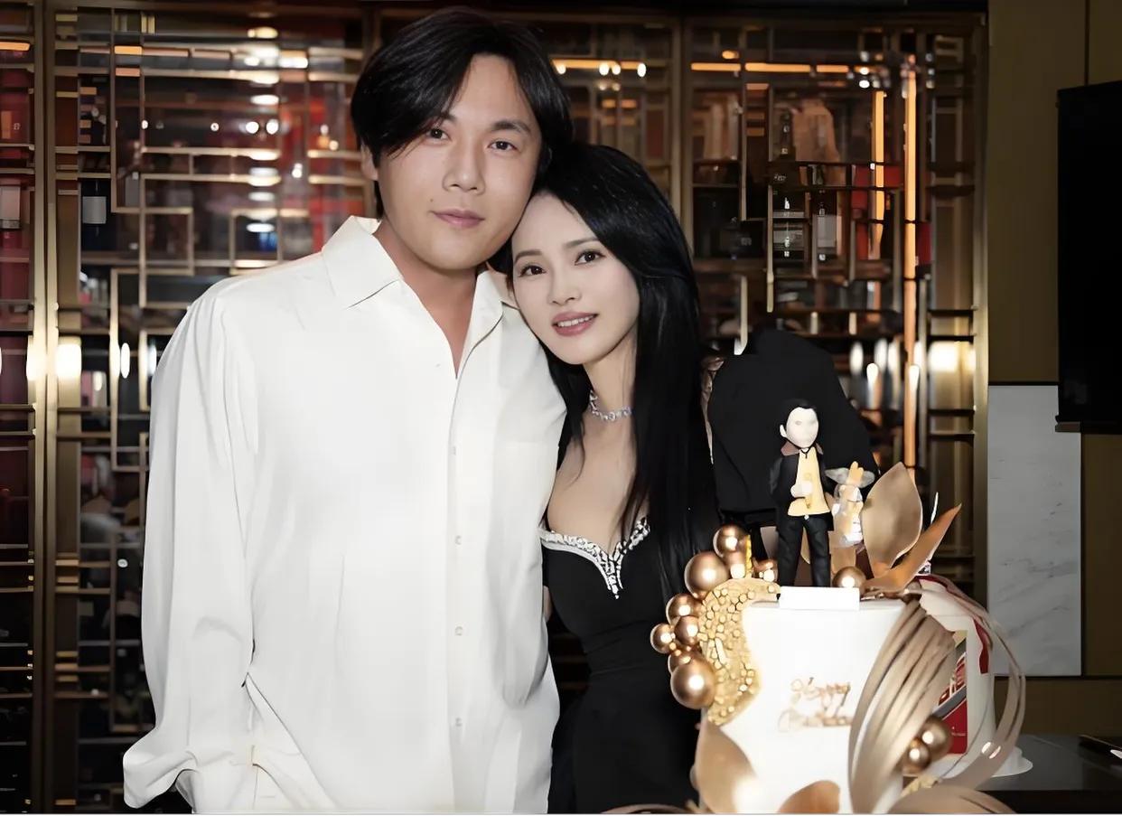 “他不红时你在哪？”
伊能静直播间遇女网友挑衅，称自己年轻能抢走秦昊！
她没生气