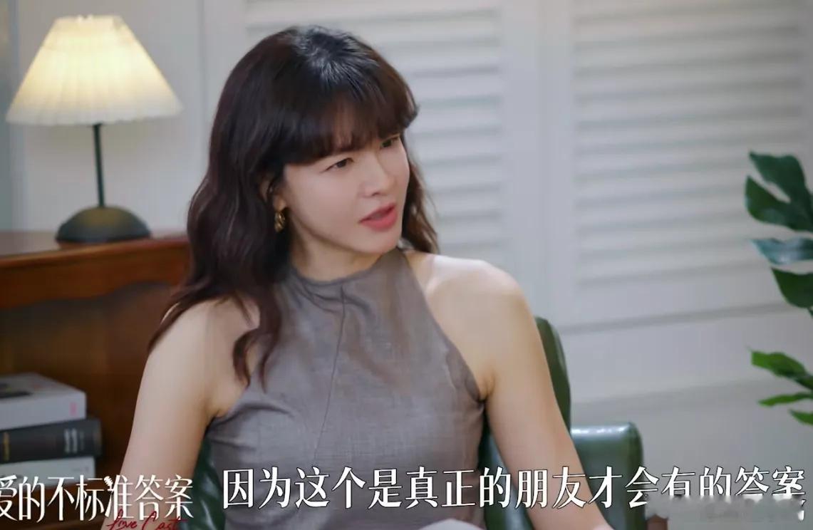 “hold住姐”谢依霖接受了李艾的专访，她再次感谢杨幂鼓励自己复出娱乐圈工作，还