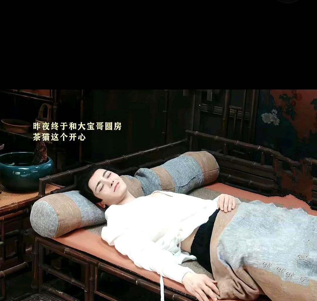 洞房花烛夜，她拔腿就跑。
喜服还没脱。
《茶香天下》这段“新婚夜逃亡”，三天热搜