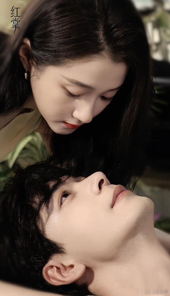 关晓彤陈星旭红掌七夕双人海报陈星旭有一双深情眼红掌浪漫七夕海报上线，二人适配度十