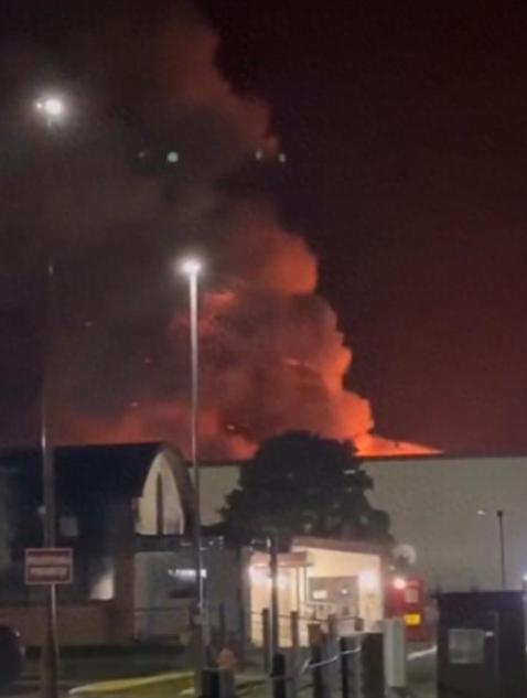 当地时间4月26号凌晨，英国那个费尔福德皇家空军基地，突然就燃起了大火，火势还不