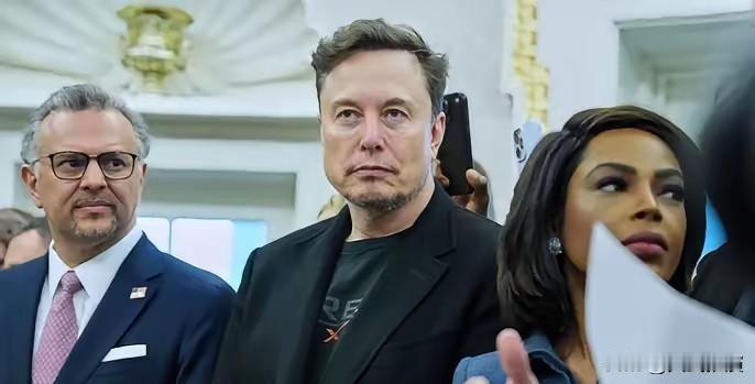 示好中国，马斯克喊话

马斯克这是公开给中国点赞了！当地时间1月6号，他在播客节