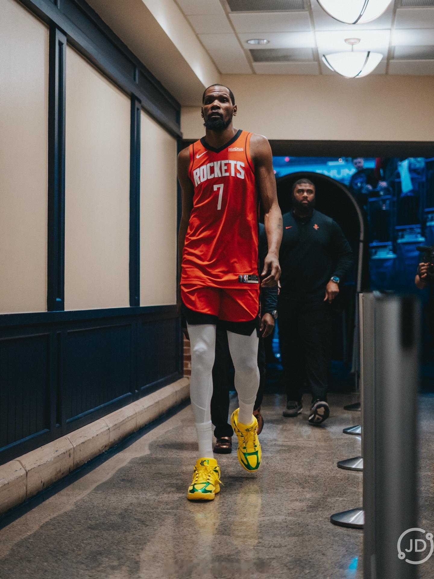 杜兰特：“很多人觉得我争冠的时间不多了，但我在乎的是每一天，我现在不去想季后赛。