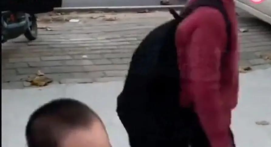 6岁男孩小华自从妈妈离婚再嫁后，与奶奶住在一，当他再见到妈妈时，一个动作让人崩溃