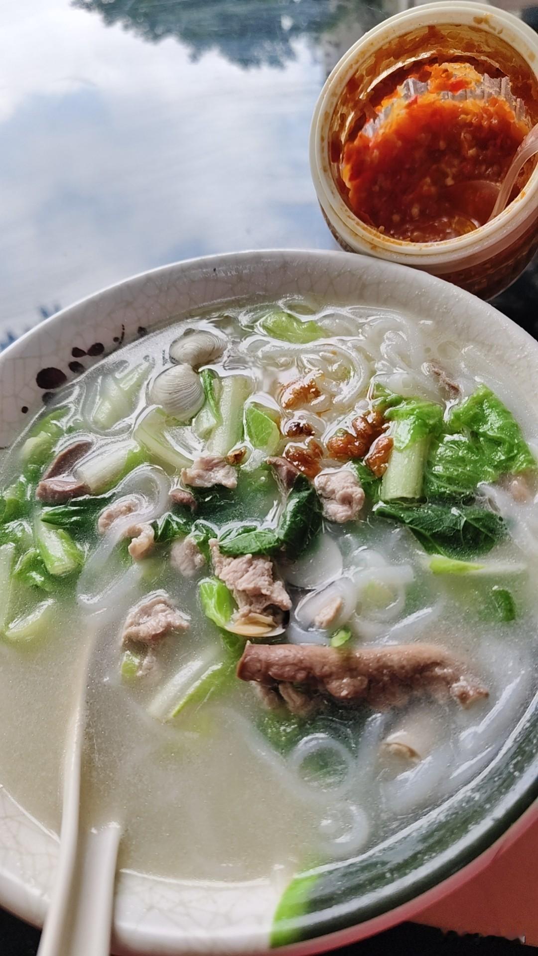 晒晒今天的早餐:海南汤粉（我喜欢有点蒜油，小青菜、瘦肉、猪肝），每天就是馋海南的