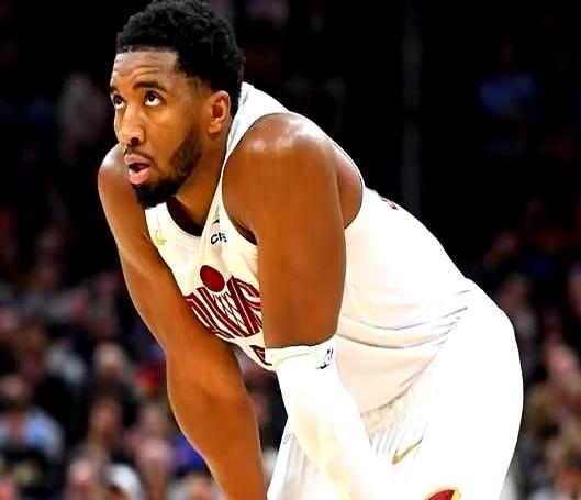 29分也进不了首发
 
米切尔刷到东部后卫得分第三，骑士24胜20负排第7，首发