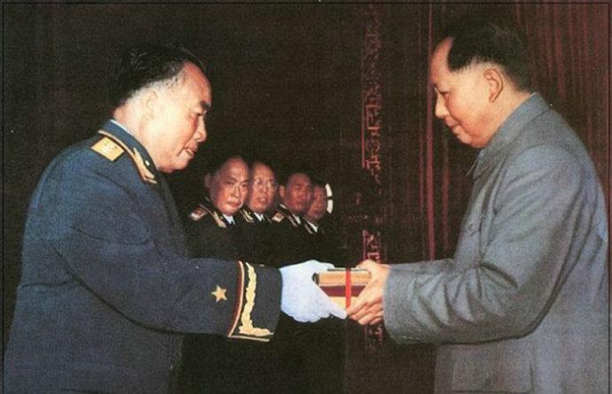 粟裕为何最终未能获评元帅？其实并非因为谦让，而是元帅有5条硬性标准，他有2条未达