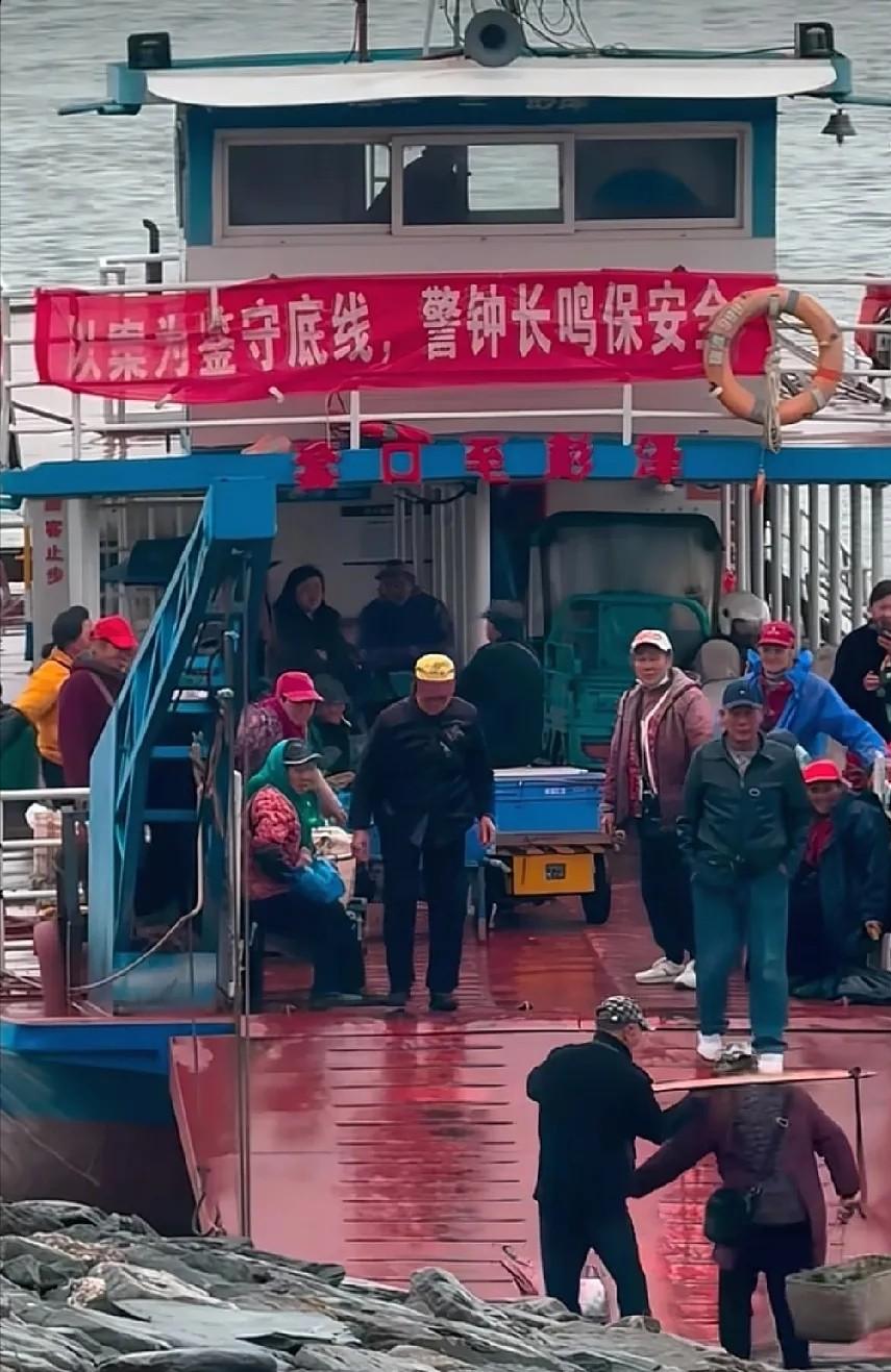 上人民日报、央视新闻了！近日，江西一位84岁老奶奶，挑着几十斤菜，步履蹒跚的赶到