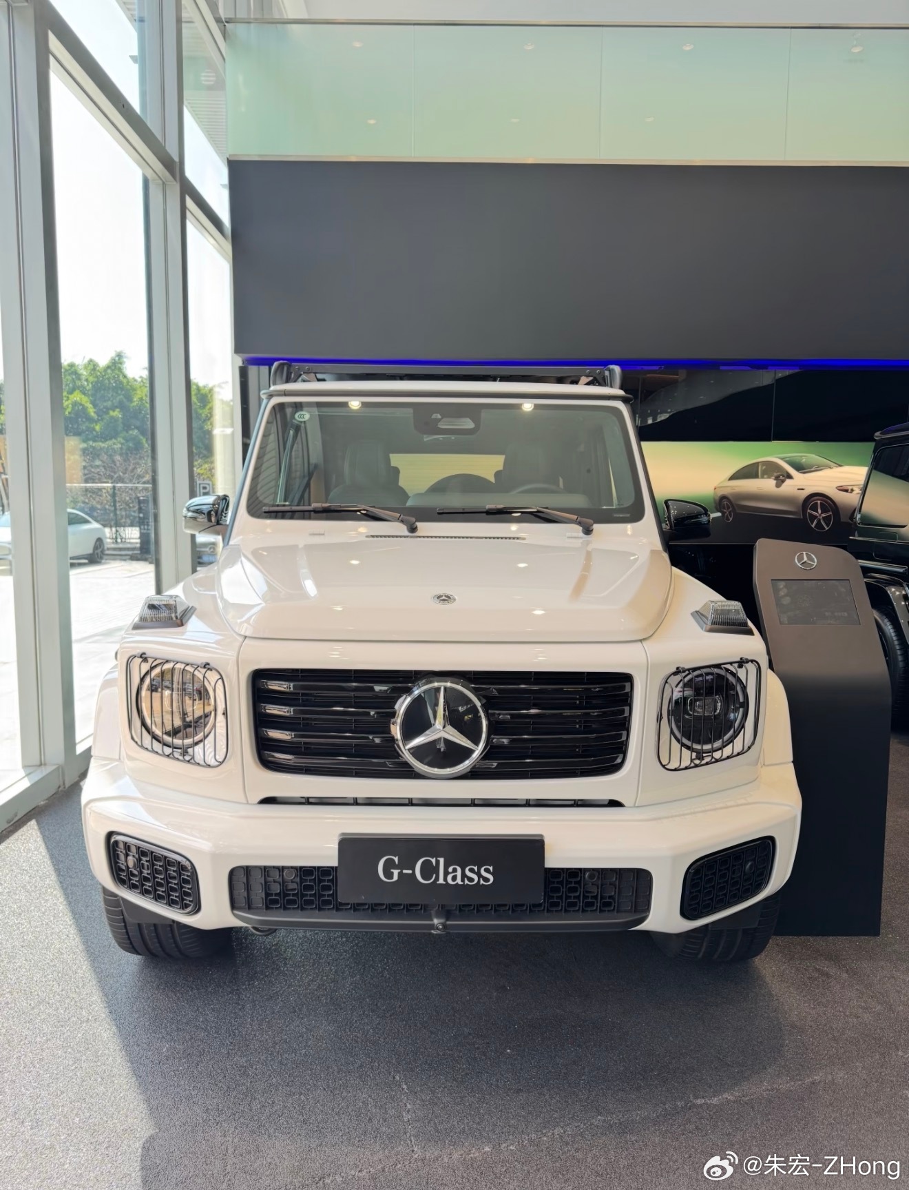 奔驰G500 白色 黑内＋越野套件102500配置价:1970500带越野套装的
