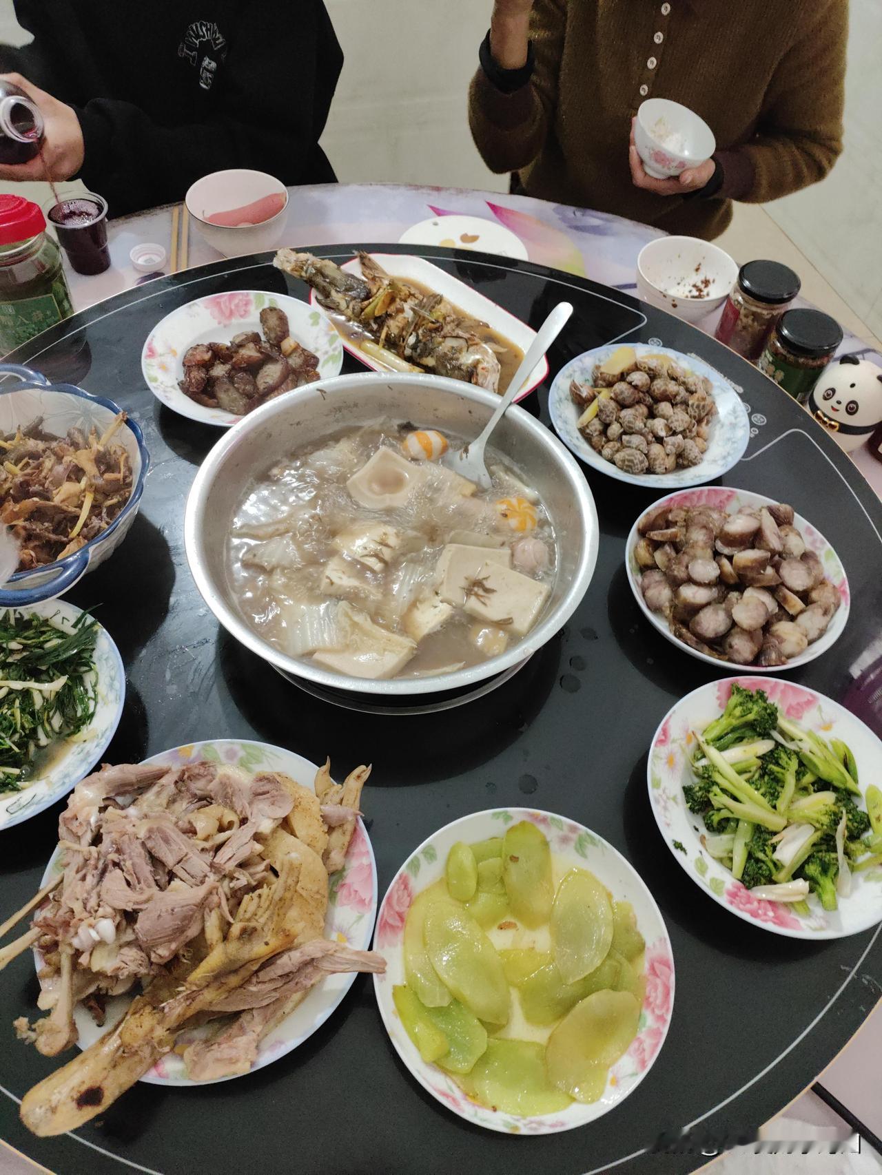 这是一家人一起准备的年夜饭，
公公炒的菜，
老公准备的火锅，
我煮的酸菜鱼，
婆