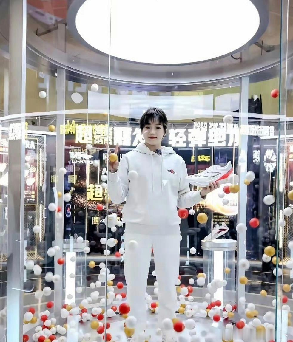 全红婵确实不适合化妆。一旦化妆，立马就老了10岁。 