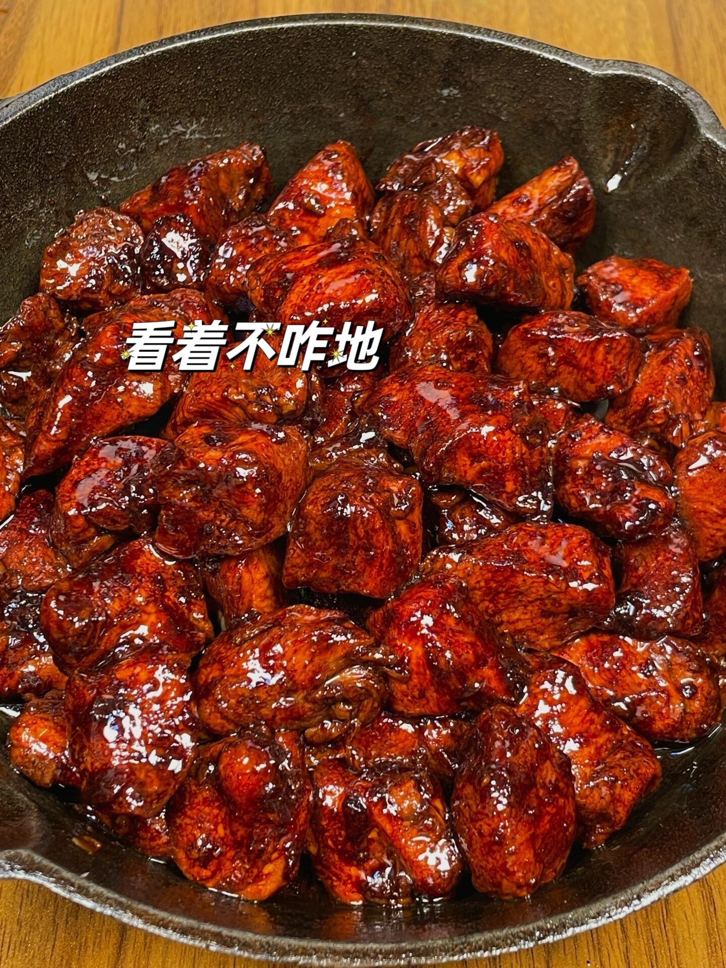 嘎嘎香的蜜汁鸡胸肉。鸡胸肉鲜嫩入味，酱汁浓郁，拌米饭绝绝子！大人小孩都爱吃，大家快试试！
🍿食材：鸡胸肉
🥃做法：如图所示！