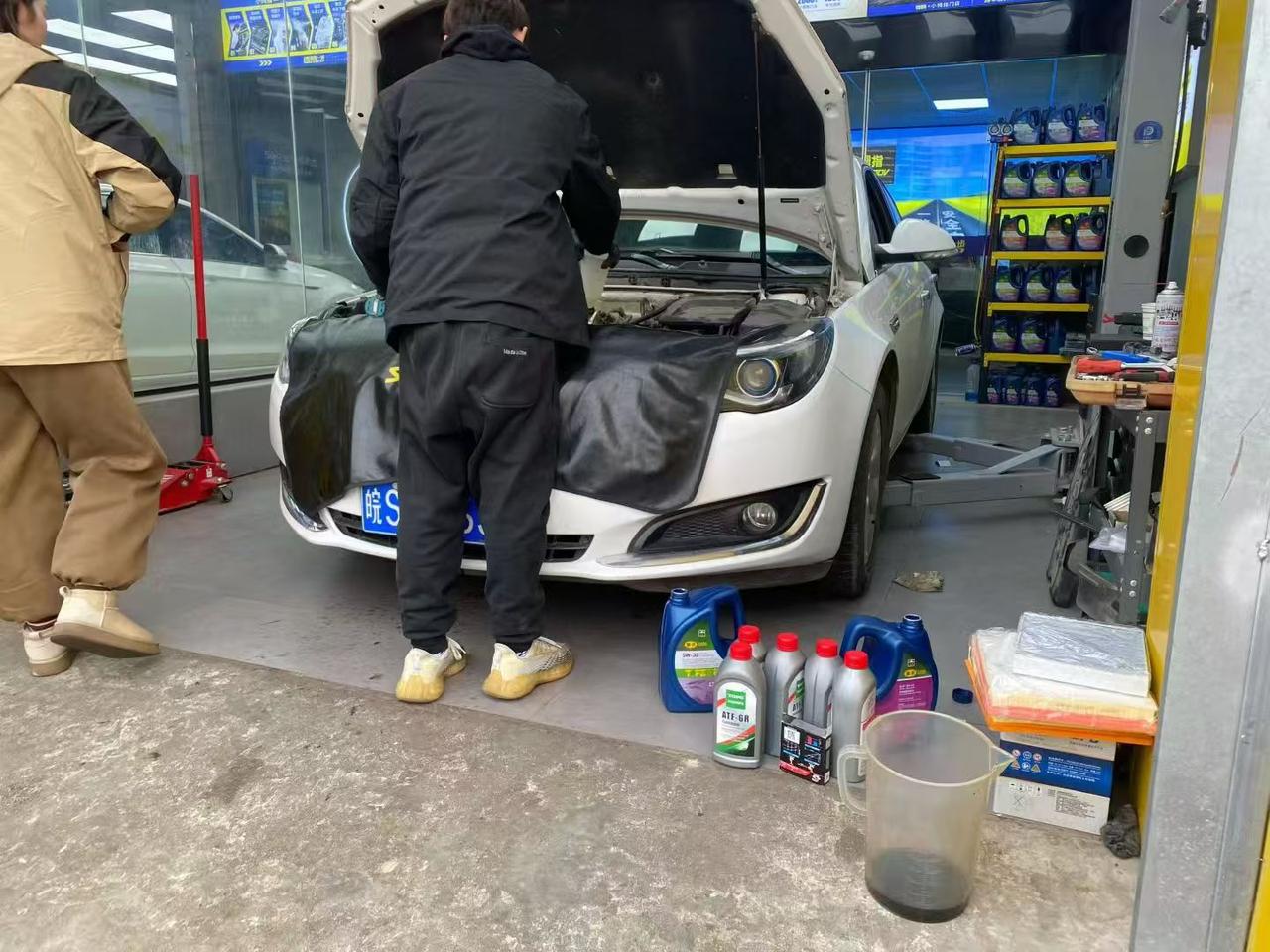 开车的人都知道，每年都要给车做保养，毕竟涉及车子安全，这个可是一点都不能马虎
今