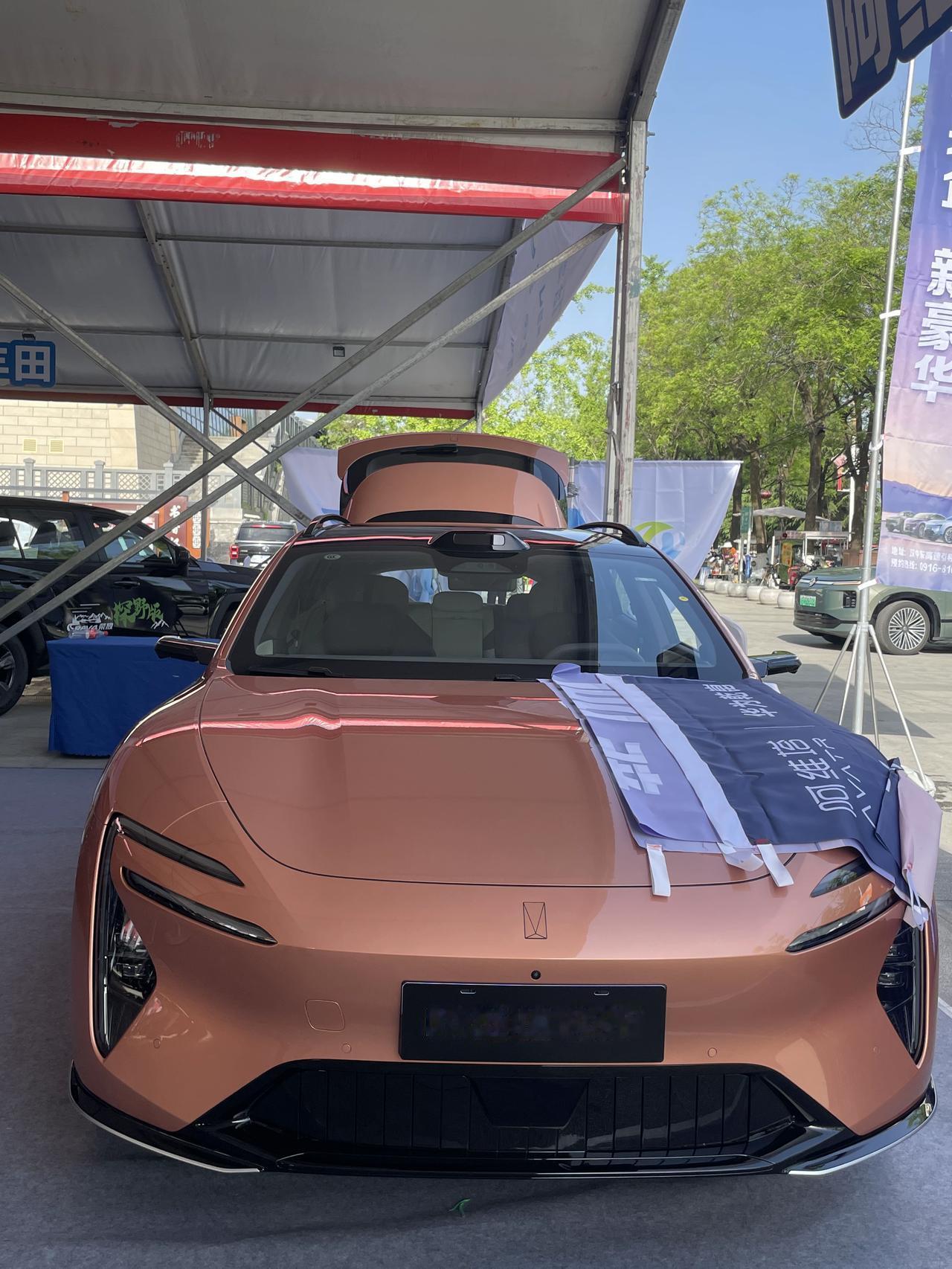 前天去本地车展上逛了逛，品牌很齐全，逛一圈下来，感觉还是这款阿维塔06T最吸引我