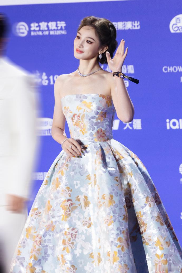 彭小苒公主登场音乐一响，彭小苒公主登场北京电影节红毯，一袭抹胸礼裙，钻石首饰点缀