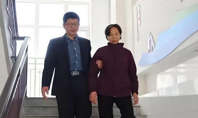 孝心还是滥用?2023年，山东济南，一名45岁的男教师带71岁母亲一起上课，让母