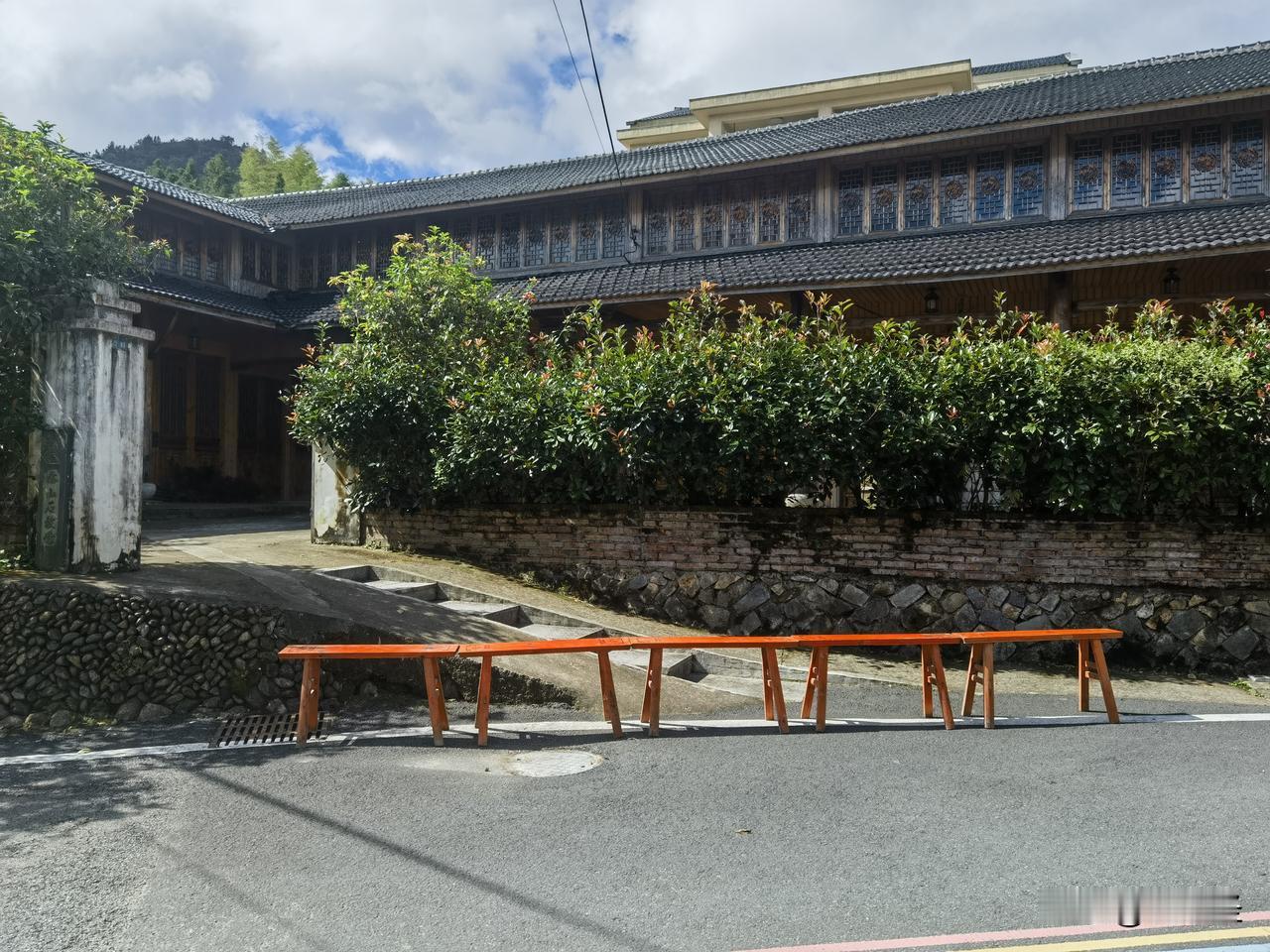 上周自驾路过温溪黄山街，下车晃悠的时候随手拍了张街景，现在翻出来看还是觉得舒服。