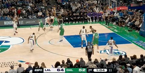 东契奇，踩线了，2罚，克莱的犯规 