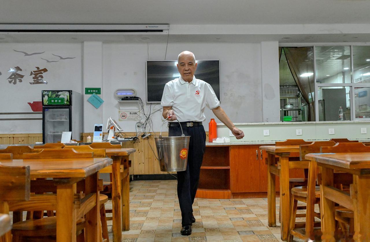 【杭州这个凉茶摊第25年出摊 爱心坚守不间断】暖城桐庐
7月1日，桐庐南门社区的