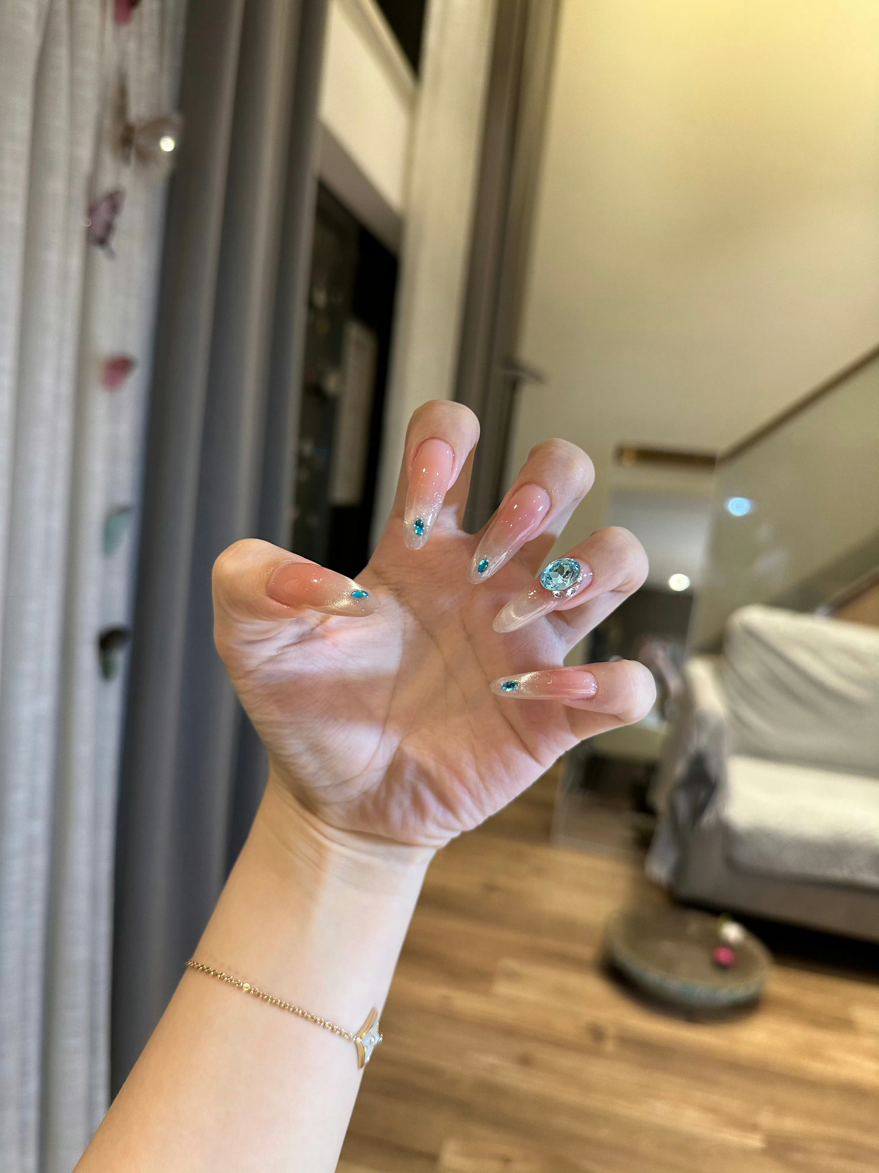 美甲还是上次这个，我已经做了三次了！这种蓝钻不会泛黄，不像白钻二十天左右就发黄了