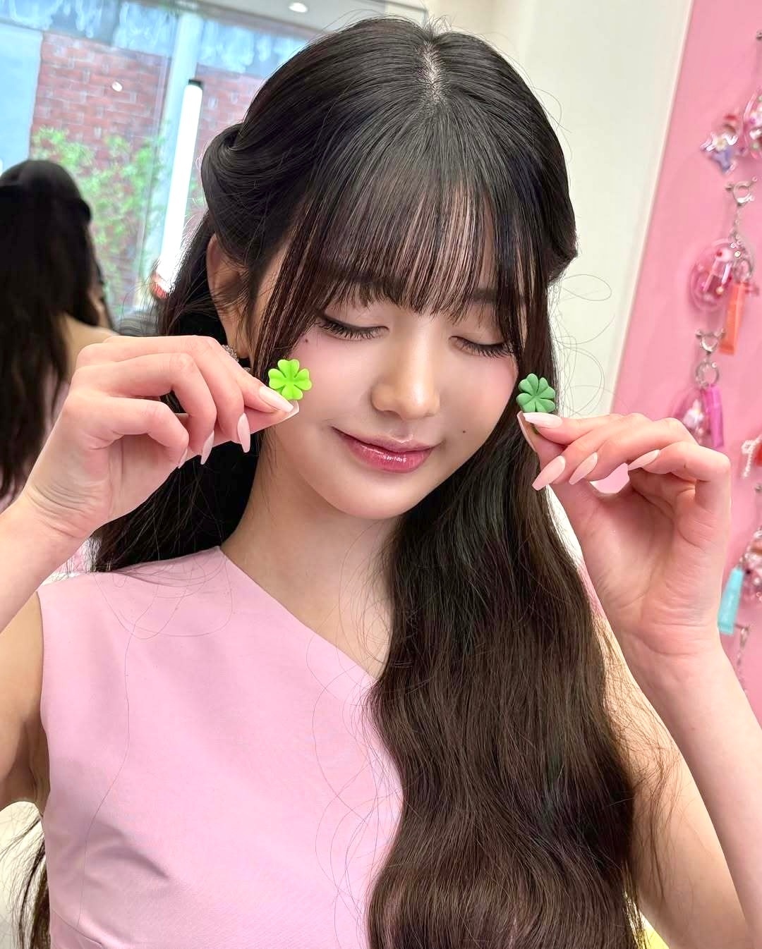 老乱一直都很喜欢记录生活里的点滴吃到美味的食物、看到可爱的玩偶、遇见戳中她软萌少