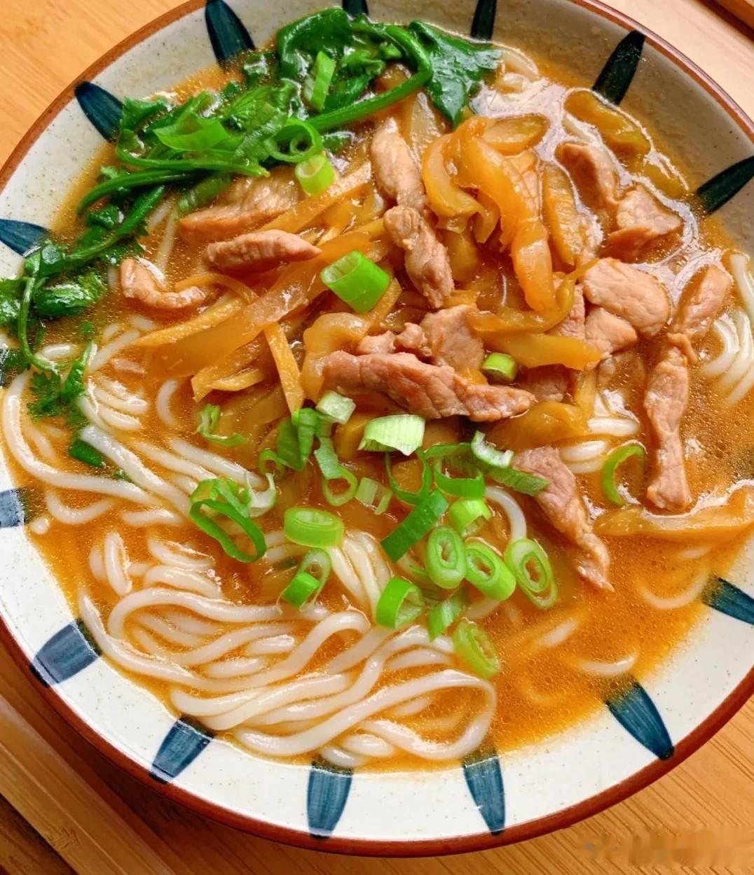 #记录我的2023# 
#十月美食录# 
榨菜肉丝面主要原料包括瘦肉、榨菜、葱和