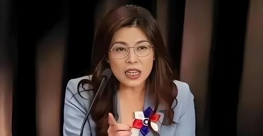 堂堂国民党主席郑丽文站在千百人聚集的宴席聚光灯下，突然指着自己大声宣告：“我父亲