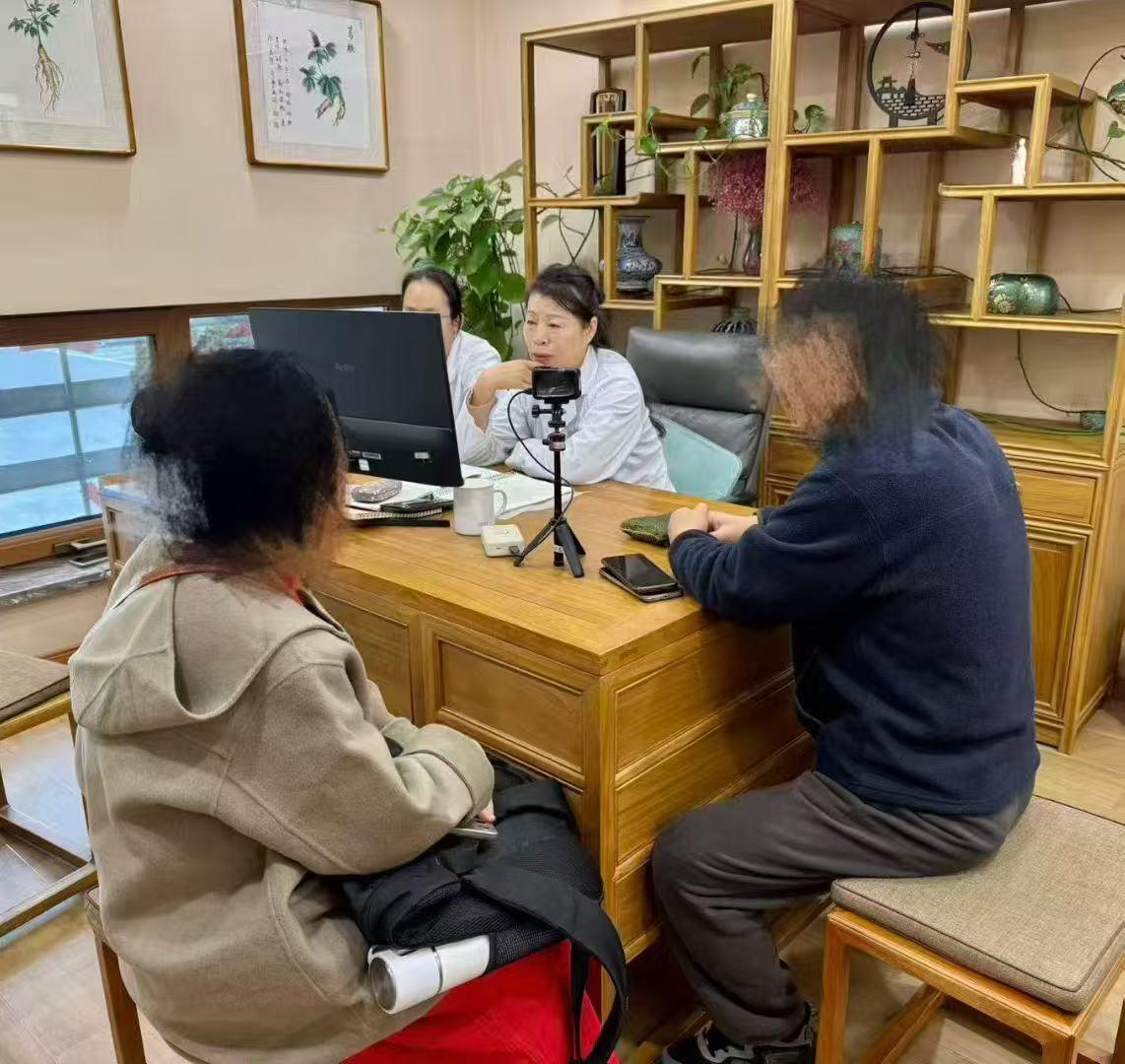 38岁本溪刘先生求诊蔡医生，主诉胃胀嗳气、烧心口干苦，大便日行两次仍不尽；腰膝酸
