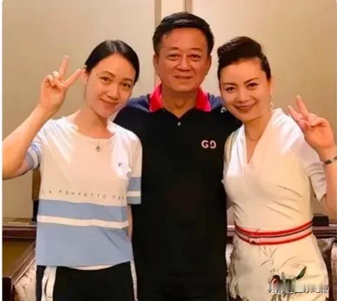 这三位你眼熟吗？一位是地方台的主持人，一位是央视主持春晚的台柱子，另外一位是谁呢